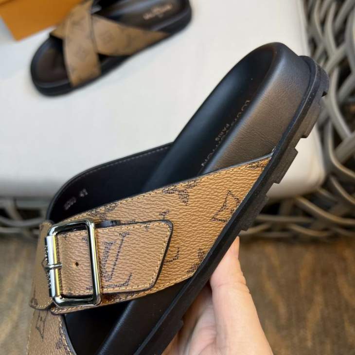 Picture of Louis Vuitton Slippers _SKULVsz38-45mnf01071453